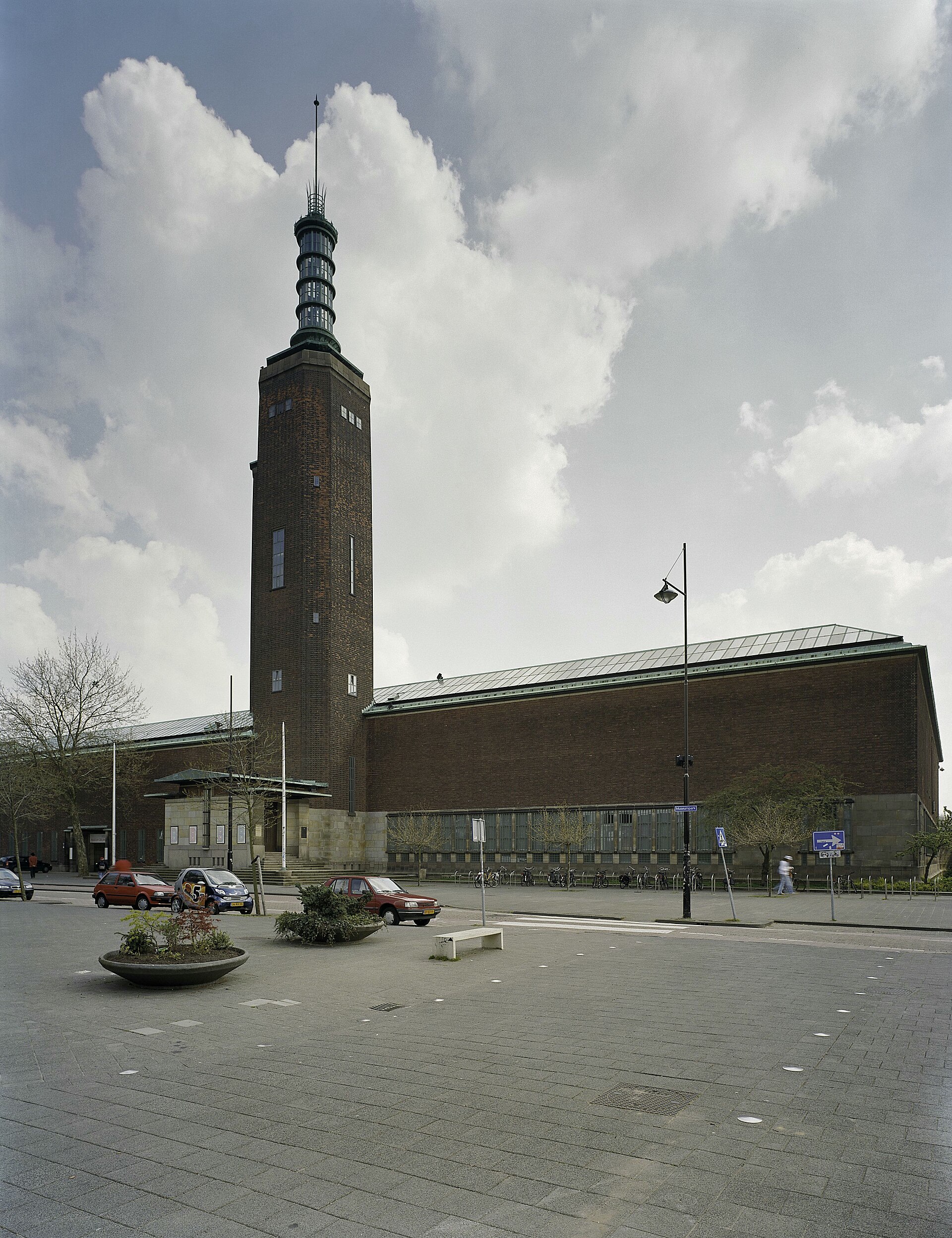 The full facade and tower from Museumpark