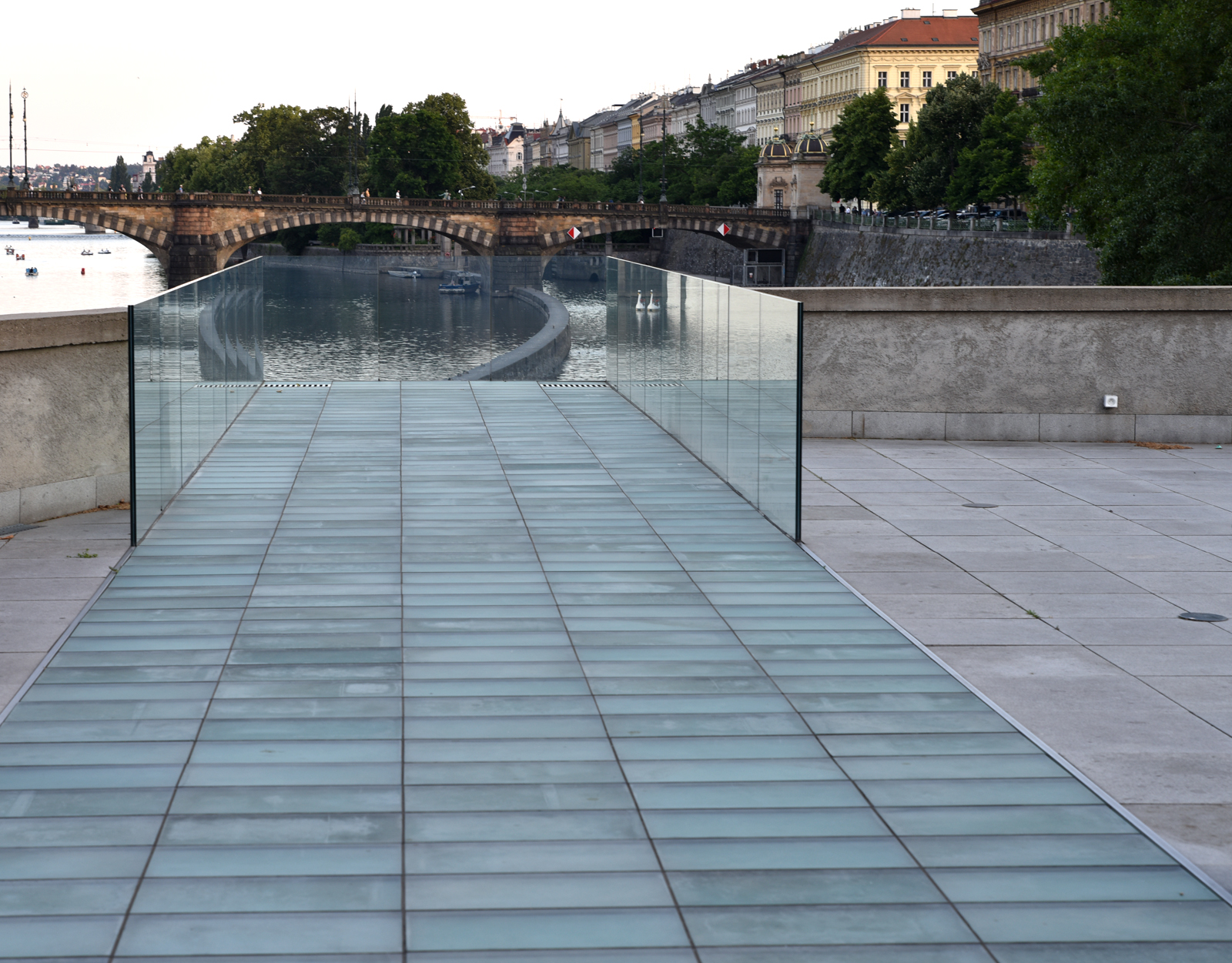 Meeting Place, glass installation by Vaclav Cigler, 2009