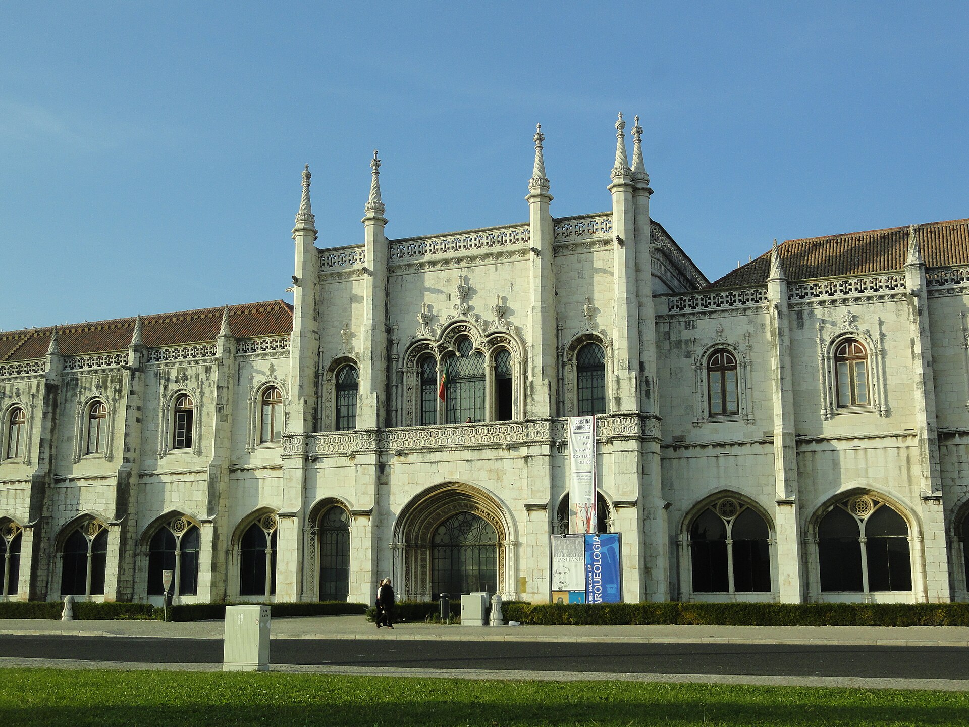 Facade with the museum's name on a banner