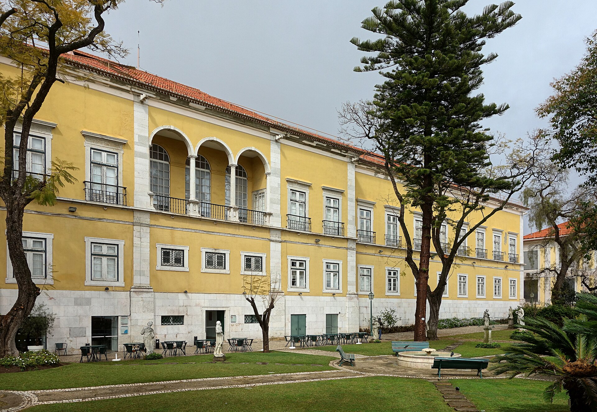 The garden facade and cafe terrace