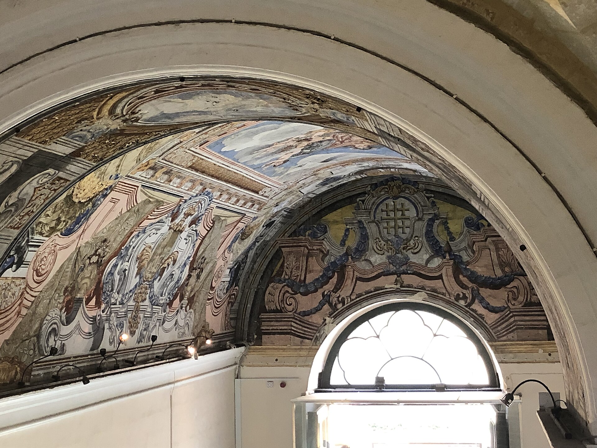 The entrance hall ceiling