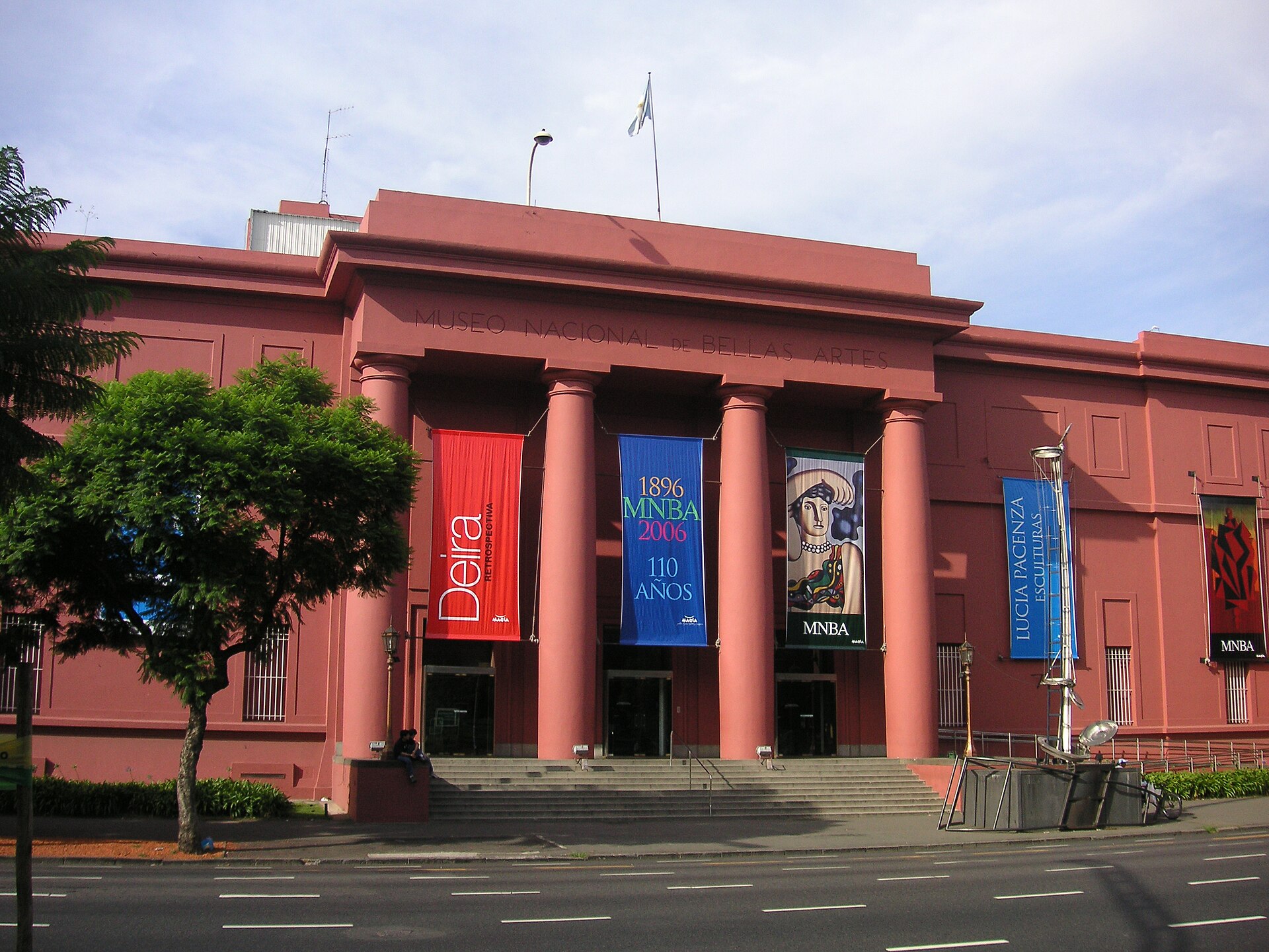 Museo Nacional de Bellas Artes, street view