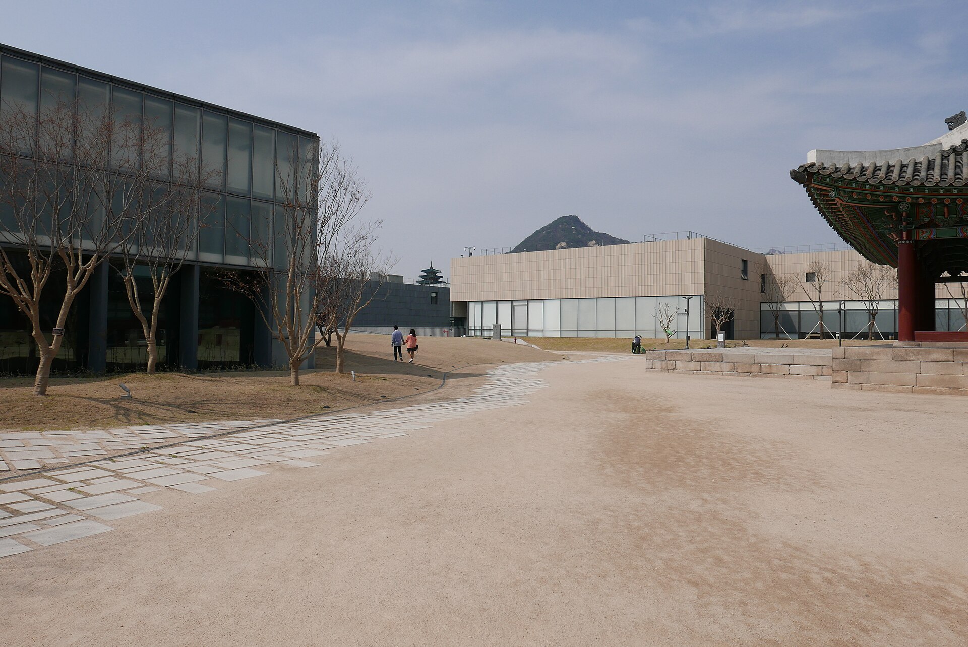 The museum complex seen from the courtyard, with Bugaksan behind it