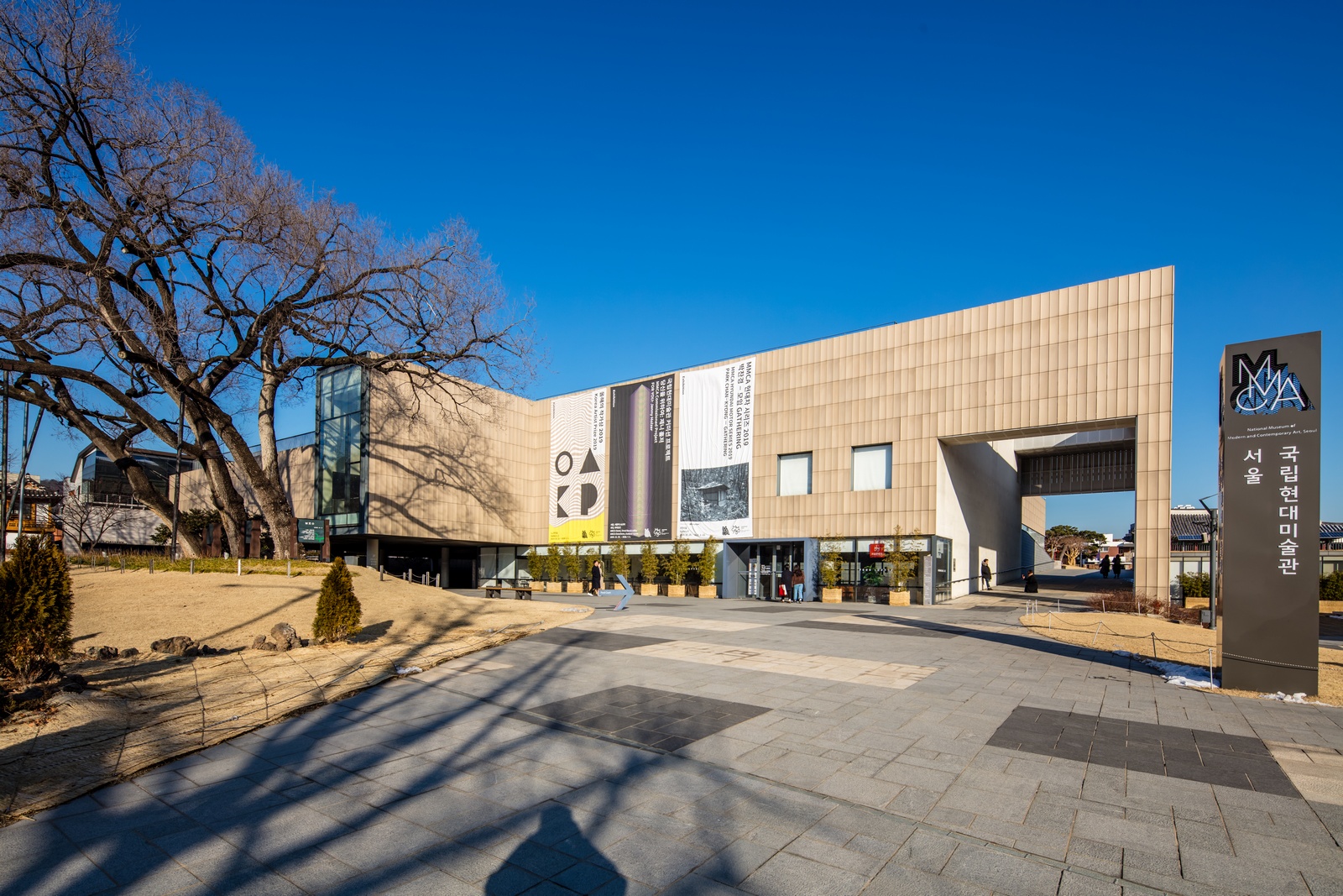 The Seoul branch's front facade and entrance