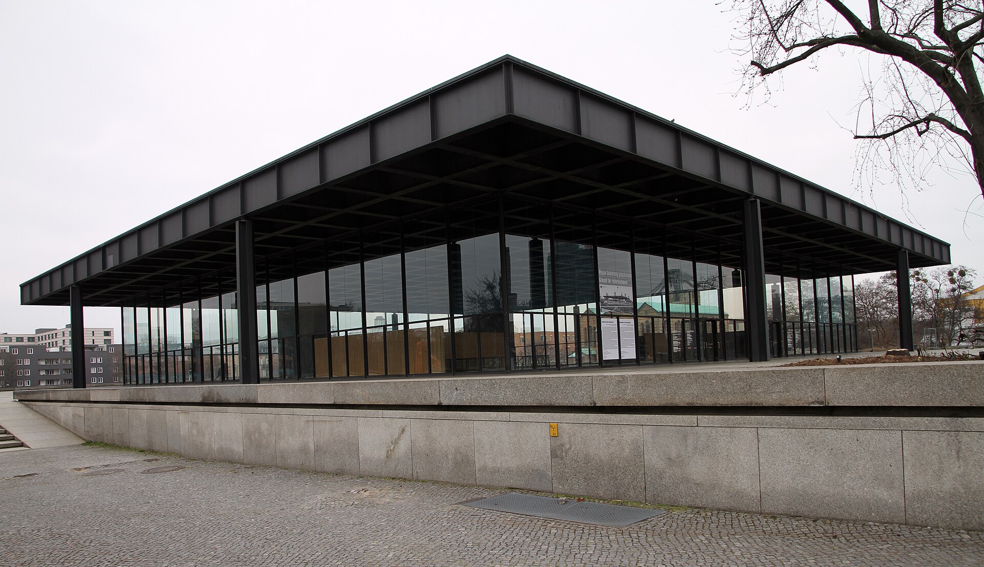 The glazed upper hall seen from outside, its steel roof carried on slender cruciform columns