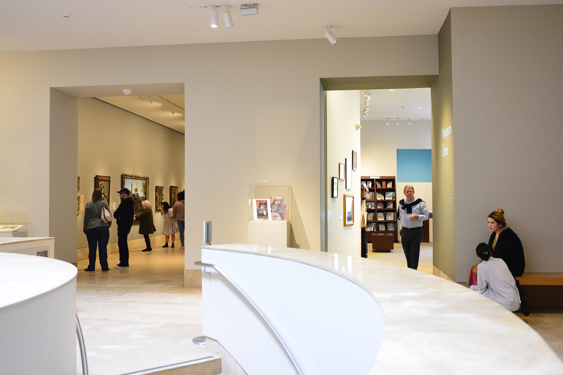 The entrance rotunda, with the Museum Store and a painting gallery visible through the archways
