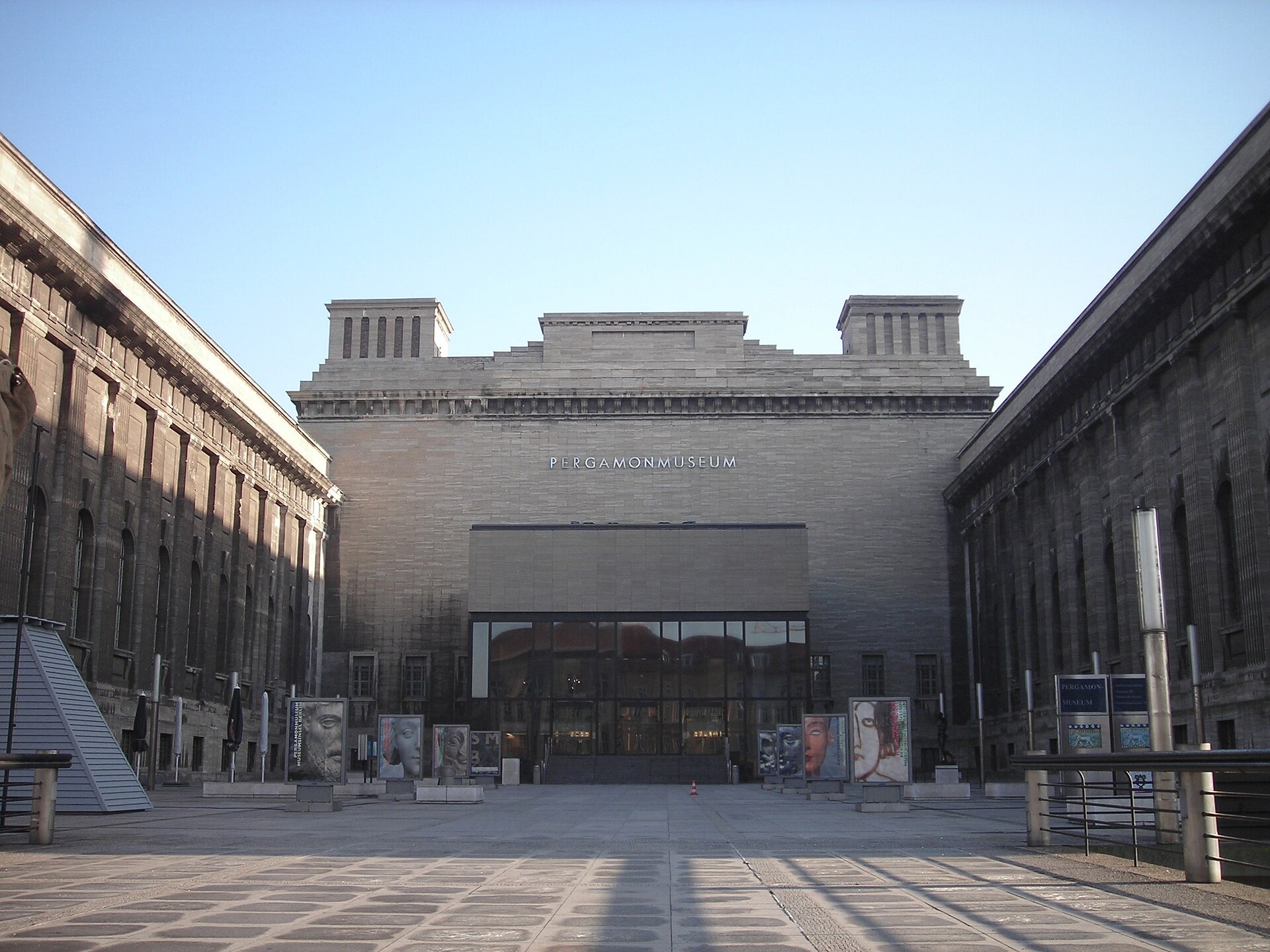 The courtyard entrance front before the closure