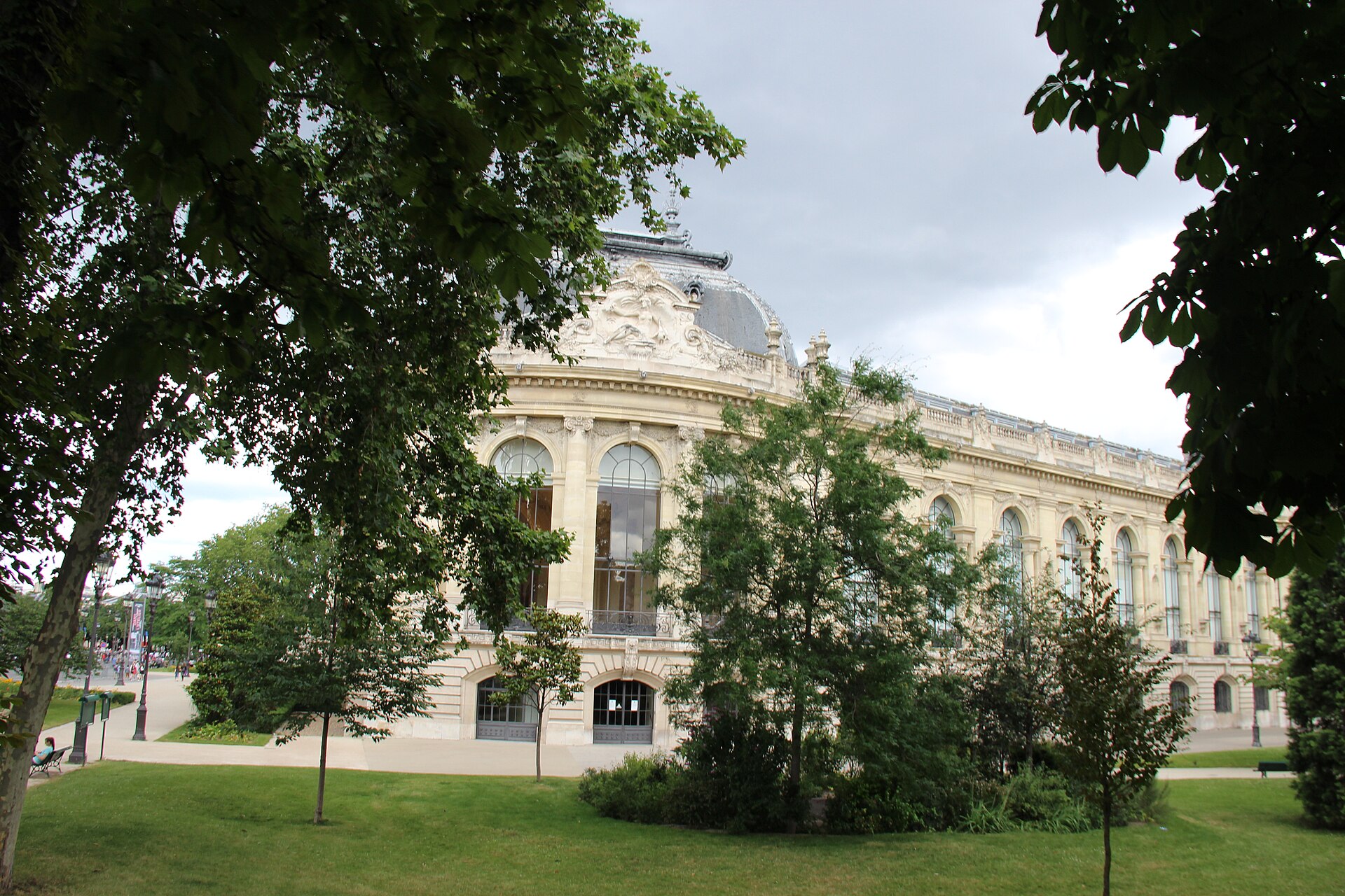 The Petit Palais from the avenue