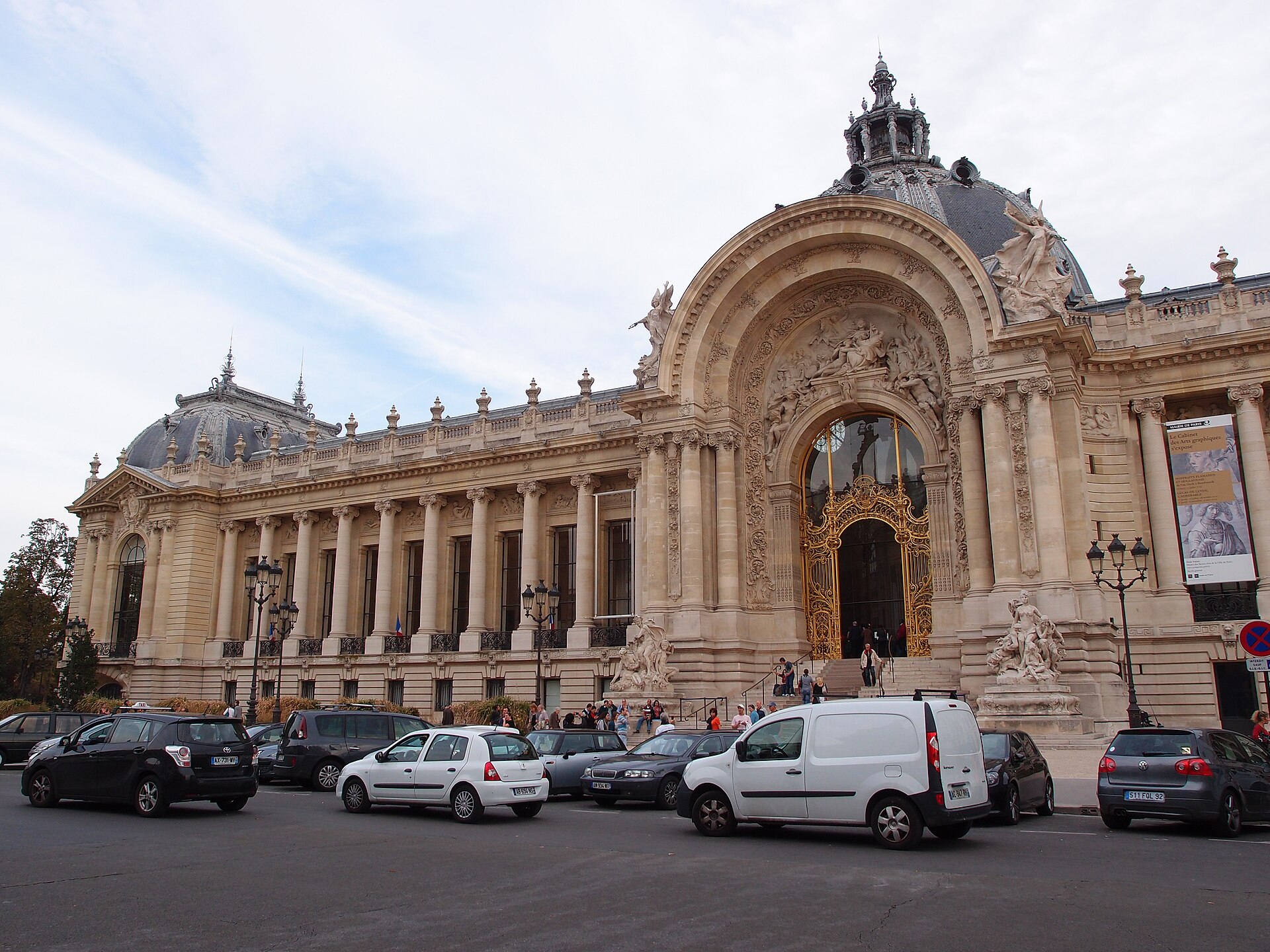 The curved colonnade and dome