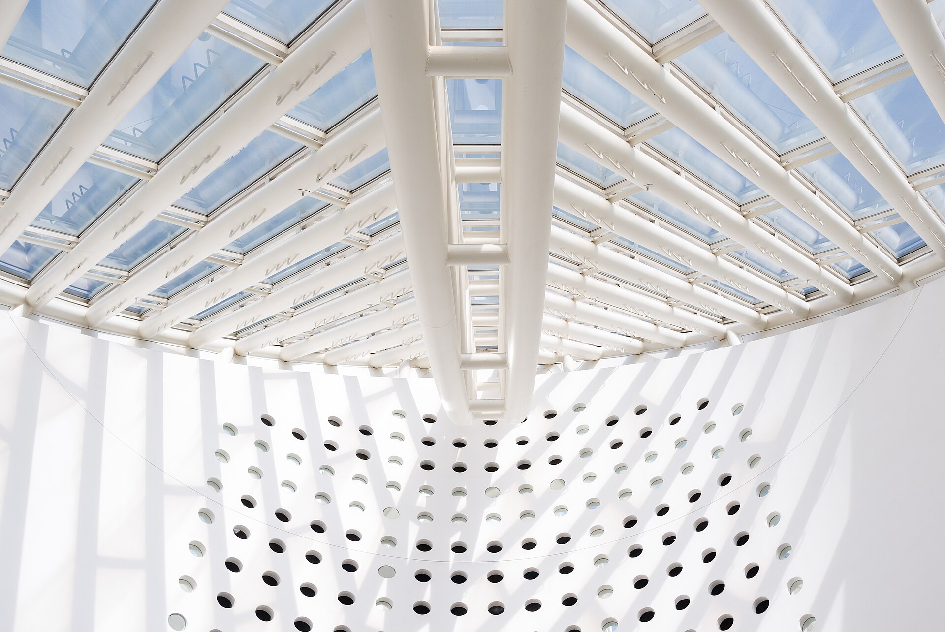 Glazed roof over the entrance sequence