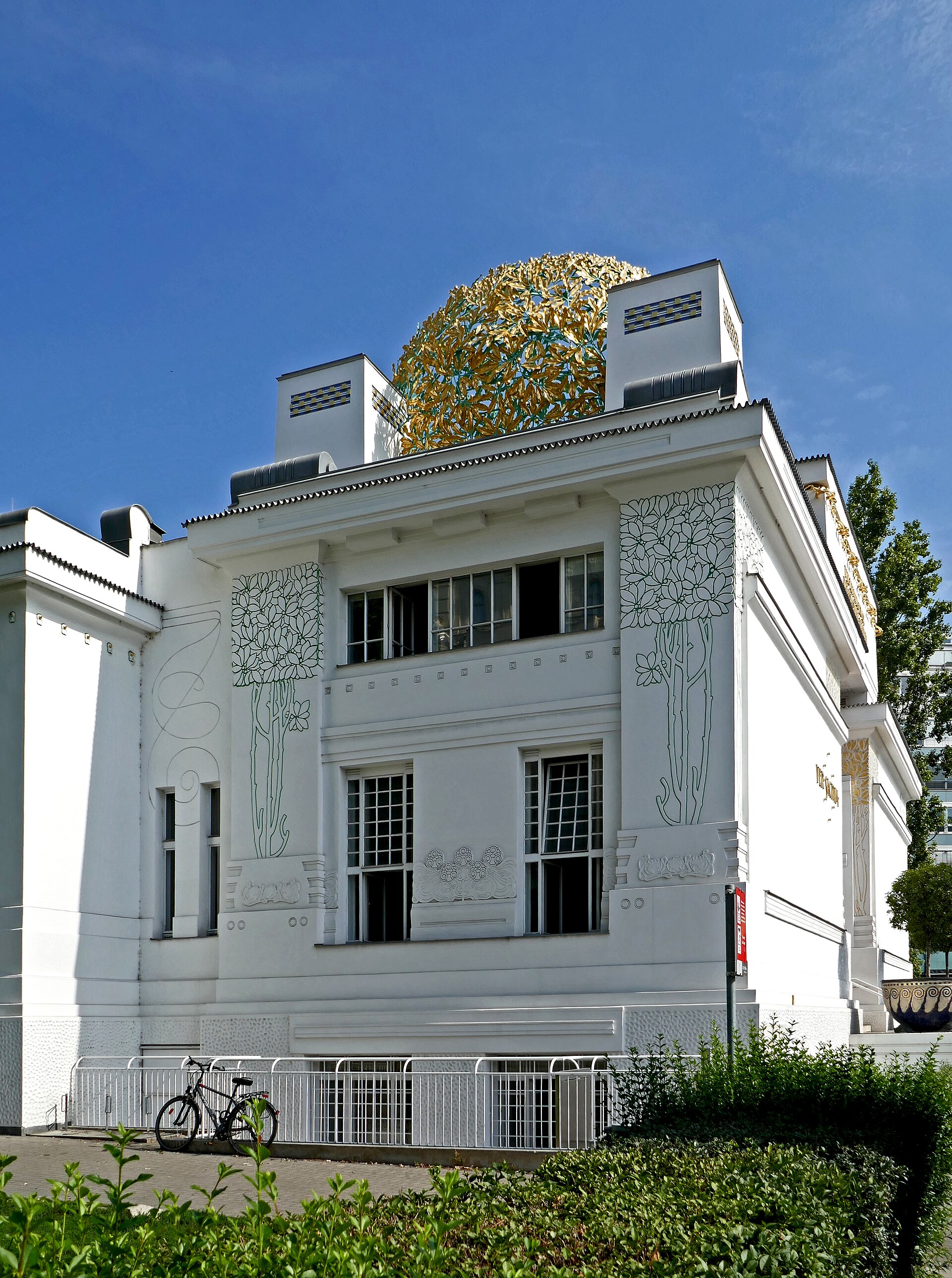 The dome and the facade reliefs
