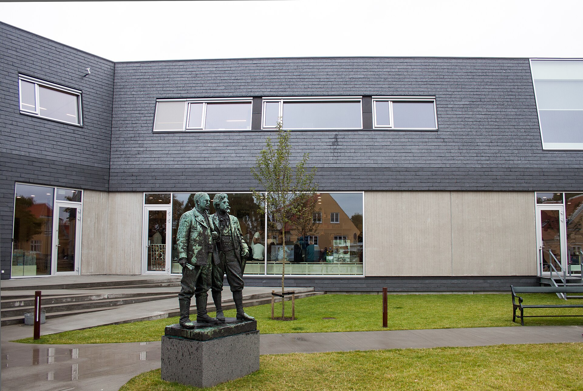 The slate-clad glass entrance front of Skiferbygningen, the 2016 extension to Skagens Museum
