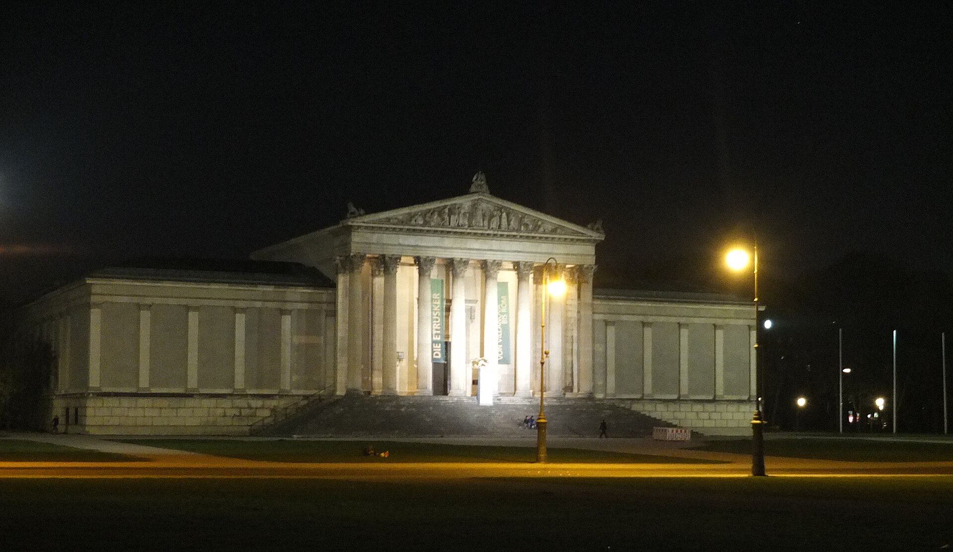 The Antikensammlungen at night