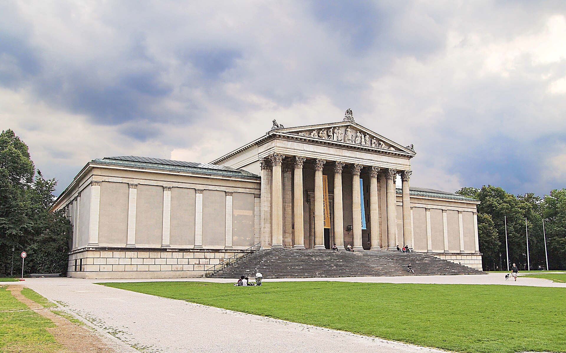 The Antikensammlungen from the side, across the lawn