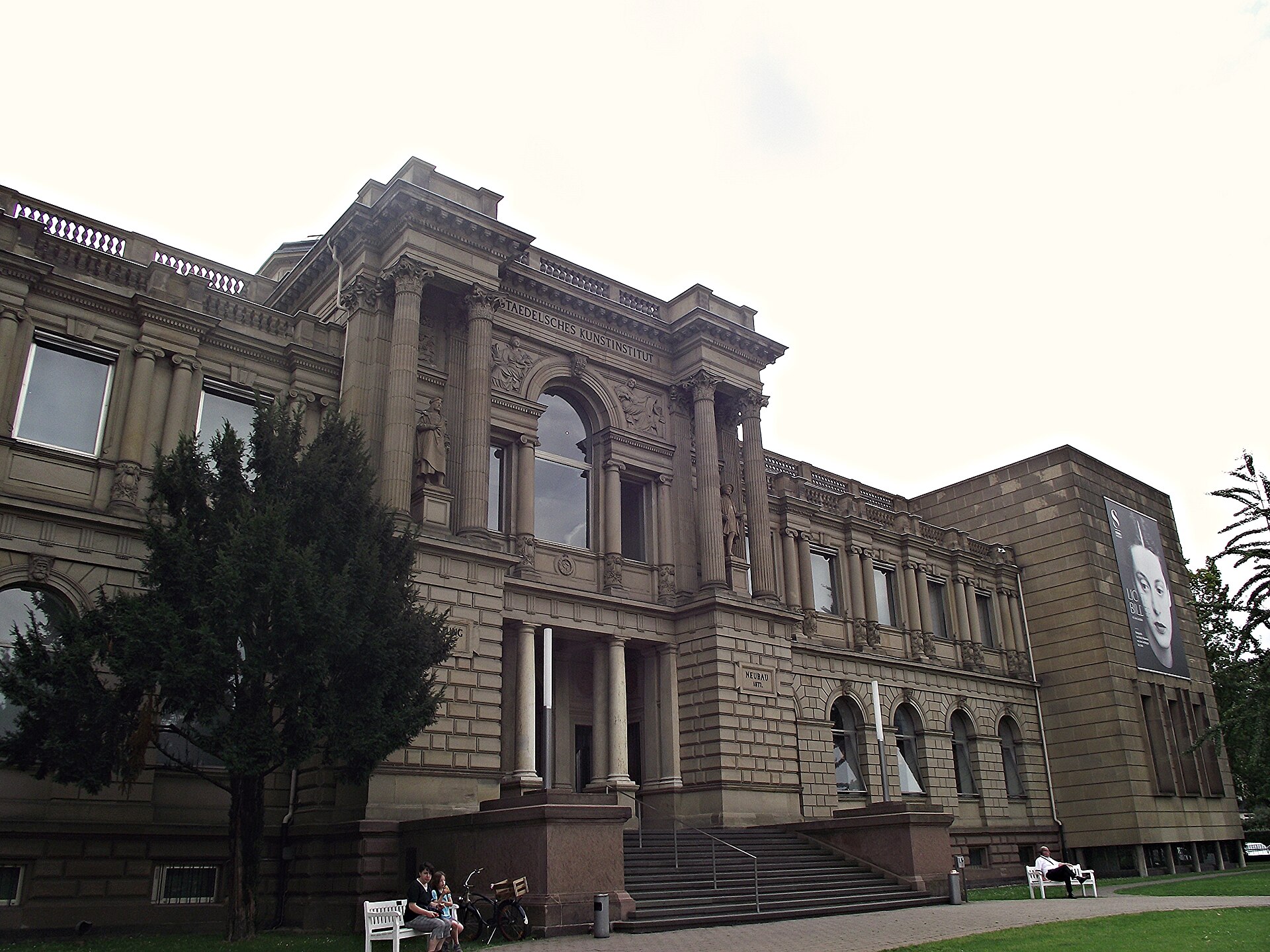 The Staedel Museum seen across the Main