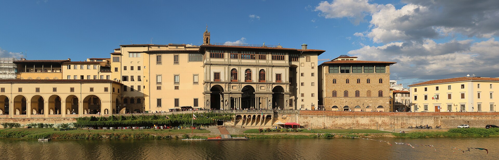 The full river facade of the Uffizi