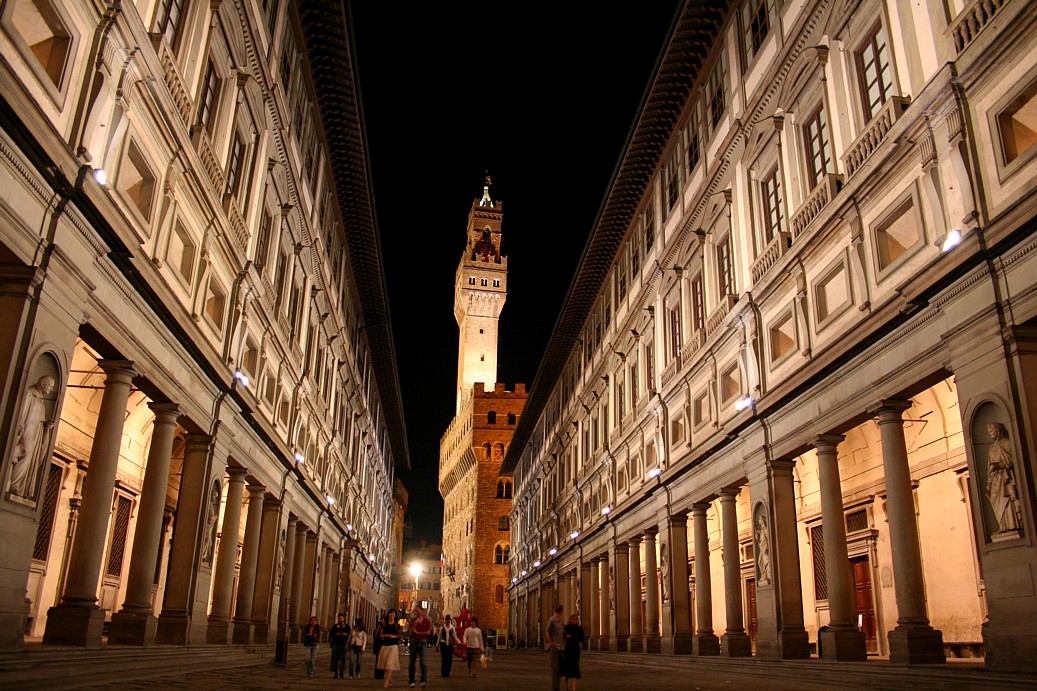 The Uffizi courtyard at night