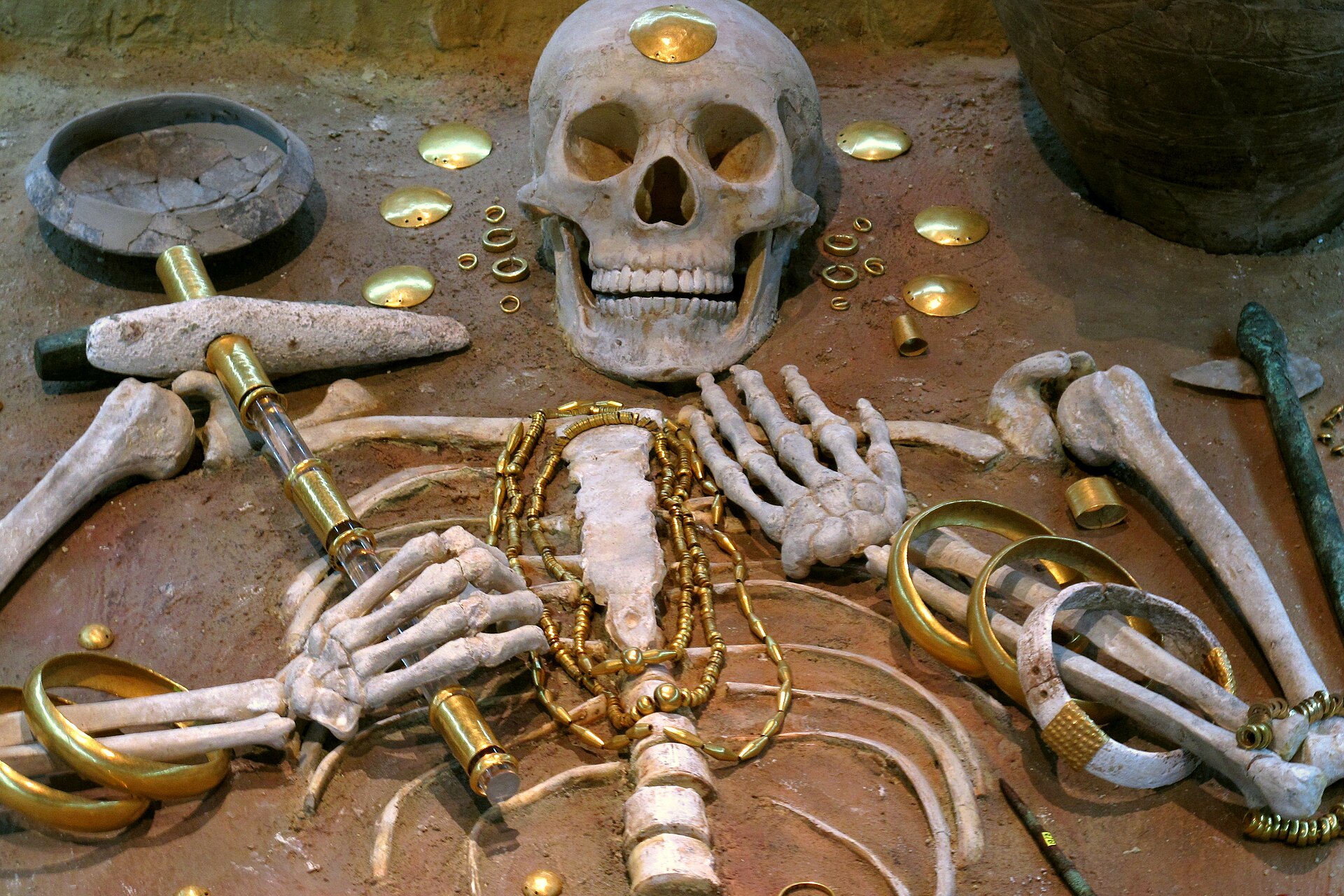 Reconstructed display of Grave 43 with its gold grave goods