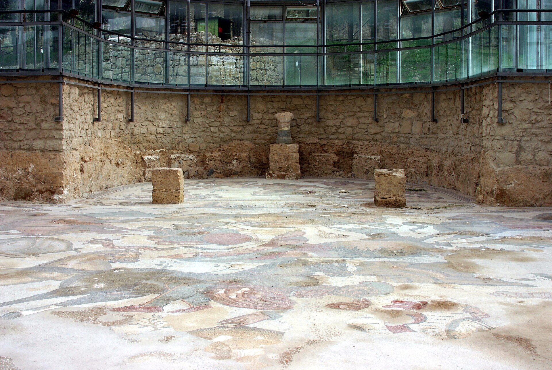 The three-apsed triclinium dining room