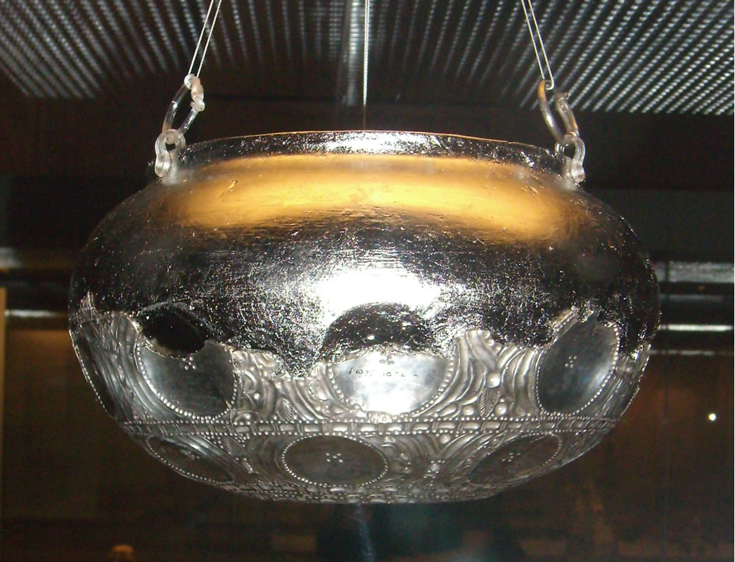 The hanging bowl